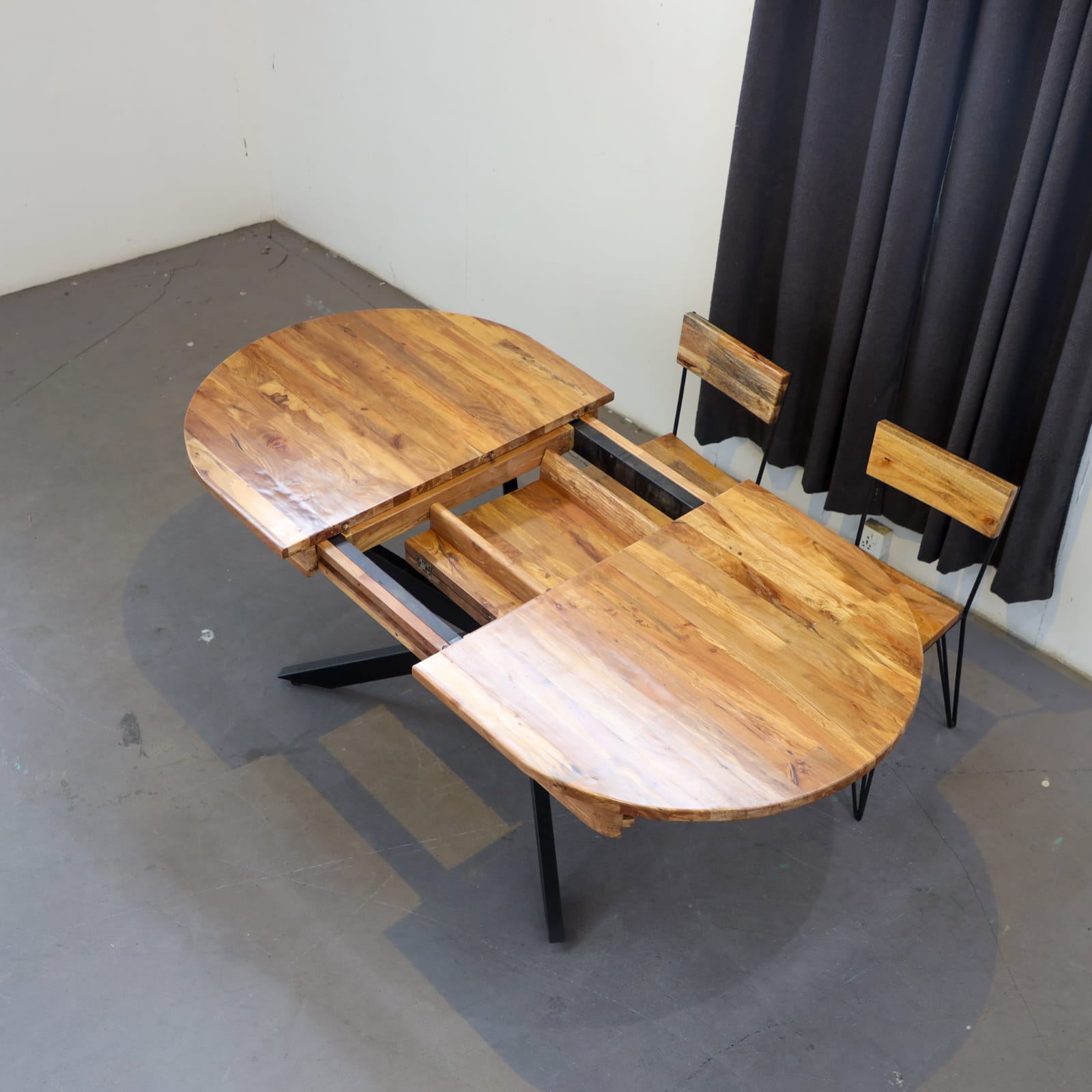 Sikha Metal Base Expandable Table